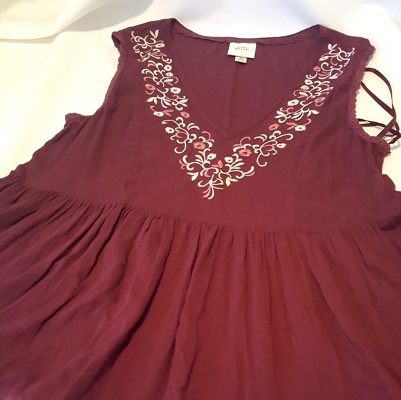 🚨🚨🚨 Wine Embroidered Peplum Top Sizes 8/10 - Picture 3 of 5